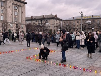 Свічки пам'яті та молитва: у Черкасах вшанували жертв Голодоморів Свічки пам'яті та молитва: у Черкасах вшанували жертв Голодоморів