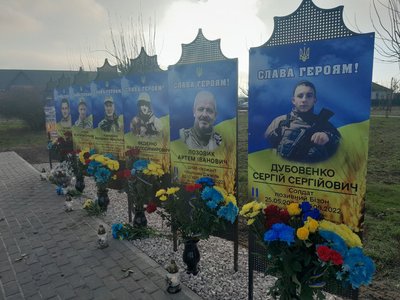 На Київщині до Дня ЗСУ відкрили Алею Слави у пам'ять про 13 загиблих бійців На Київщині до Дня ЗСУ відкрили Алею Слави у пам'ять про 13 загиблих бійців