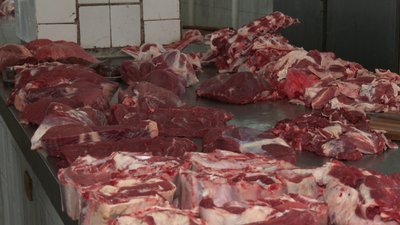 Що купують на "новорічний стіл" на продуктовому ринку в Рівному Що купують на "новорічний стіл" на продуктовому ринку в Рівному