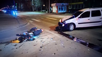 Водій авто та пасажир мотоцикла у лікарні: у Чернігові на проспекті Миру сталася ДТП Водій авто та пасажир мотоцикла у лікарні: у Чернігові на проспекті Миру сталася ДТП