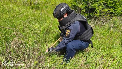 На Чернігівщині сапери ДСНС виявили та знищили 5 боєприпасів від РСЗВ "Ураган" На Чернігівщині сапери ДСНС виявили та знищили 5 боєприпасів від РСЗВ "Ураган"