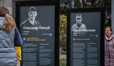 "Щоразу додаються нові імена". В одному з районів Дніпра оновили Алею Героїв "Щоразу додаються нові імена". В одному з районів Дніпра оновили Алею Героїв