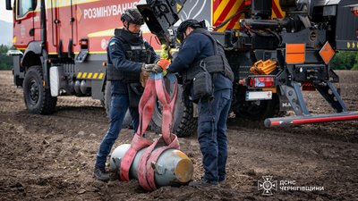 На Прилуччині піротехніки ДСНС виявили бойові частини двох крилатих ракет Х-101 На Прилуччині піротехніки ДСНС виявили бойові частини двох крилатих ракет Х-101