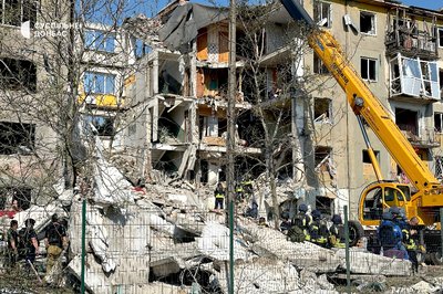 Кішка вижила, квартира згоріла. Мирноград на Донеччині після удару авіабомби по житловому будинку Кішка вижила, квартира згоріла. Мирноград на Донеччині після удару авіабомби по житловому будинку
