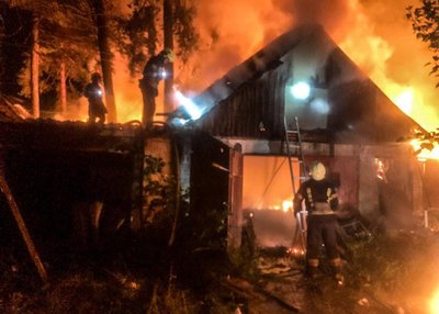Пожежа в Озерному на Житомирщині: вогонь знищив 15 гаражів Пожежа в Озерному на Житомирщині: вогонь знищив 15 гаражів