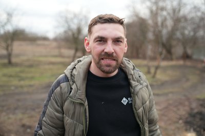 Троє телят, тридцять собак: як облаштувалися тварини з прикордоння у Нижній Сироватці