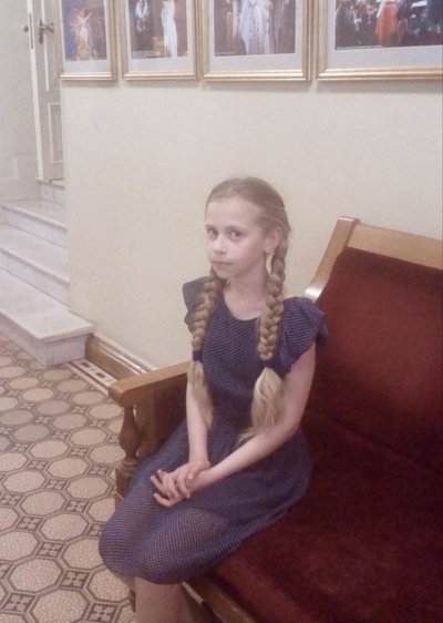 16-річна студентка Житомирського фахового музичного коледжу Софія Кучинська має довжину волосся 106 сантиметрів 16-річна студентка Житомирського фахового музичного коледжу Софія Кучинська має довжину волосся 106 сантиметрів