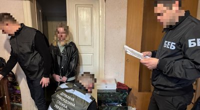На Львівщині трьох людей підозрюють у контрабанді автомобілів На Львівщині трьох людей підозрюють у контрабанді автомобілів