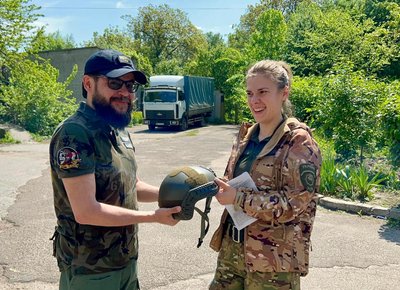 Польський волонтер Адам Завадзкі привіз до Житомира ще пів сотні рюкзаків з медспорядженням Польський волонтер Адам Завадзкі привіз до Житомира ще пів сотні рюкзаків з медспорядженням