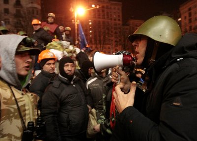 Опозиційний народний депутат Андрій Парубій (праворуч) намагається переконати протестувальників відпустити поліцейських, який вони захопили в урядовому кварталі, Київ, 21 лютого 2014 року. Поліцейських зрештою відпустили Опозиційний народний депутат Андрій Парубій (праворуч) намагається переконати протестувальників відпустити поліцейських, який вони захопили в урядовому кварталі, Київ, 21 лютого 2014 року. Поліцейських зрештою відпустили
