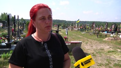 Вдова загиблого воїна каже: боляче усвідомлювати, що є люди, здатні на такий вандалізм Вдова загиблого воїна каже: боляче усвідомлювати, що є люди, здатні на такий вандалізм