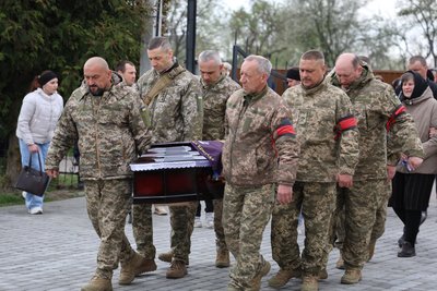Луцька громада провела в останню дорогу 30-річного військового Анатолія Бекаса Луцька громада провела в останню дорогу 30-річного військового Анатолія Бекаса