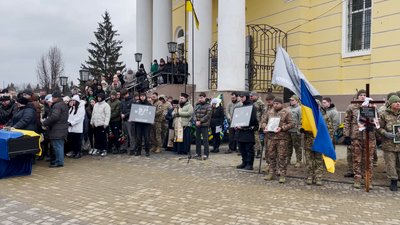 "Пацани, дуже вас не вистачатиме": у Прилуках поховали "Вовків да Вінчі" Євгенія Профатілова та Дениса Ткаченка "Пацани, дуже вас не вистачатиме": у Прилуках поховали "Вовків да Вінчі" Євгенія Профатілова та Дениса Ткаченка