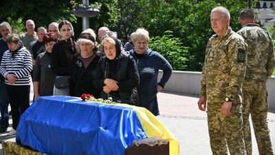 На Чернігівщині поховали військових Василя Вертюченка, Владислава Добрелю та Сергія Гурбика На Чернігівщині поховали військових Василя Вертюченка, Владислава Добрелю та Сергія Гурбика
