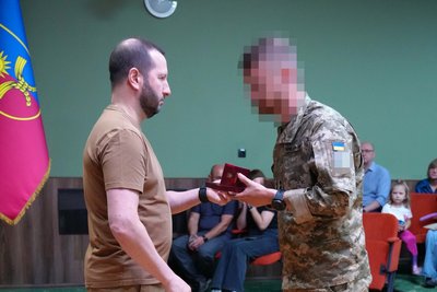 У Хмельницькому вшанували загиблих Героїв та вручили державні нагороди У Хмельницькому вшанували загиблих Героїв та вручили державні нагороди