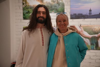 Сумний сусід, труна, кіт: Євген Котляр показує свої роботи в сумській арткав'ярні Сумний сусід, труна, кіт: Євген Котляр показує свої роботи в сумській арткав'ярні