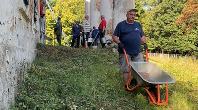 200-літню памʼятку архітектури силами громади розчищають від завалів на Рівненщині