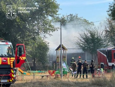 На Київщині після російської дронової атаки виникли масштабні пожежі, загинула 14-річна дівчинка На Київщині після російської дронової атаки виникли масштабні пожежі, загинула 14-річна дівчинка