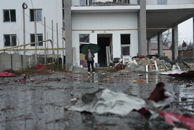 Чоловік на місці влучань у Харкові Чоловік на місці влучань у Харкові