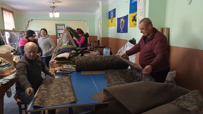 Волонтери з Житомирщини виготовили шість кілометрів маскувальних сіток для військових Волонтери з Житомирщини виготовили шість кілометрів маскувальних сіток для військових