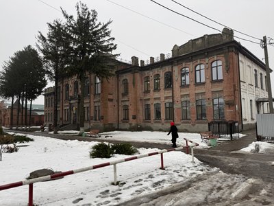 Рідні 12-річного хлопчика підозрюють педагогиню в катуванні дитини у Зінькові на Полтавщині Рідні 12-річного хлопчика підозрюють педагогиню в катуванні дитини у Зінькові на Полтавщині