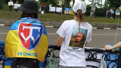 "Вірю, молюсь, чекаю": сум'яни вийшли на акцію підтримки бійців, що перебувають у полоні "Вірю, молюсь, чекаю": сум'яни вийшли на акцію підтримки бійців, що перебувають у полоні