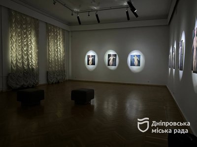 "Нам треба достукатися до міжнародної аудиторії". У Дніпрі відкрили мистецьку виставку "Зліпок часу" "Нам треба достукатися до міжнародної аудиторії". У Дніпрі відкрили мистецьку виставку "Зліпок часу"