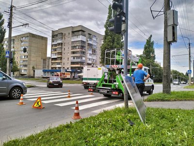 Ще один світлофор у Луцьку обладнали сонячними панелями