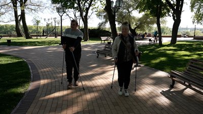 Скандинавська ходьба у Чернігові: як люди займаються в межах проєкту президента України