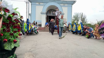 У Херсоні провели в останню путь загиблого захисника Олександра Рейдера У Херсоні провели в останню путь загиблого захисника Олександра Рейдера