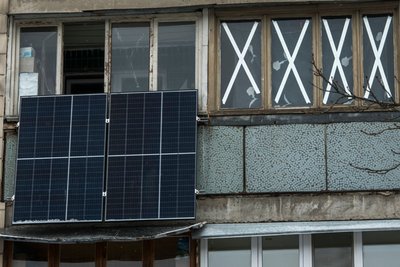 Сонячна батарея на балконі багатоквартирного будинку у Києві, 2023 рік Сонячна батарея на балконі багатоквартирного будинку у Києві, 2023 рік