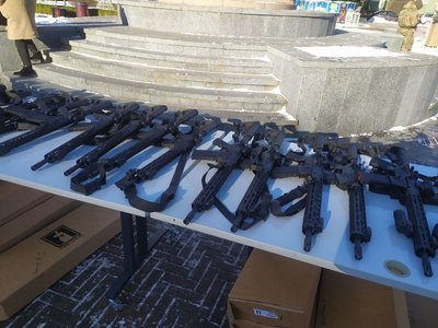 Проєкт "Український арсенал свободи": добровольцям, які обороняли Ірпінь, вручили нові гвинтівки Проєкт "Український арсенал свободи": добровольцям, які обороняли Ірпінь, вручили нові гвинтівки