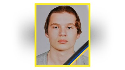 На Чернігівщині попрощалися з захисниками Павлом Лапицьким та Анатолієм Назаренком На Чернігівщині попрощалися з захисниками Павлом Лапицьким та Анатолієм Назаренком