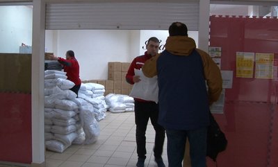 У Черкасах волонтери Червоного Хреста видають безоплатний корм для тварин У Черкасах волонтери Червоного Хреста видають безоплатний корм для тварин