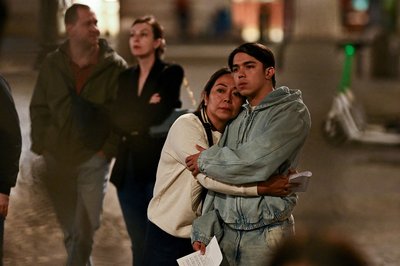 Люди обіймаються під час молитви за покійного Папу Франциска в базиліці Санта-Марія-Маджоре в Римі Люди обіймаються під час молитви за покійного Папу Франциска в базиліці Санта-Марія-Маджоре в Римі
