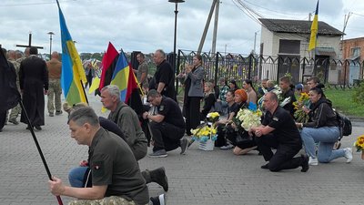 У Чернівцях прощалися з ветеранкою Ілоною Капельницькою, яка загинула внаслідок атаки РФ У Чернівцях прощалися з ветеранкою Ілоною Капельницькою, яка загинула внаслідок атаки РФ