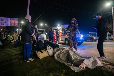 Чоловік обіймає тіло загиблого родича після ракетного удару по місту Суми увечері 17 листопада 2024 року Чоловік обіймає тіло загиблого родича після ракетного удару по місту Суми увечері 17 листопада 2024 року