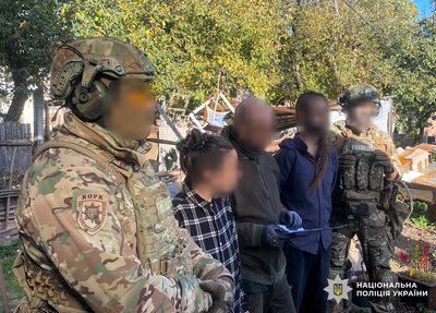 Члени родини, яким вручили підозри Члени родини, яким вручили підозри