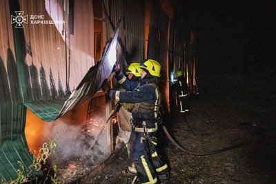 Рятувальники гасять пожежу на підприємстві у Васищевому, яка зайнялася після влучання безпілотників Рятувальники гасять пожежу на підприємстві у Васищевому, яка зайнялася після влучання безпілотників