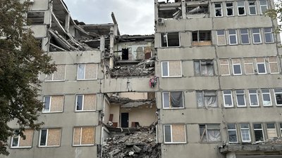 Пошкоджений багатоквартирний будинок. Миколаїв, 18 жовтня 2024 року Пошкоджений багатоквартирний будинок. Миколаїв, 18 жовтня 2024 року