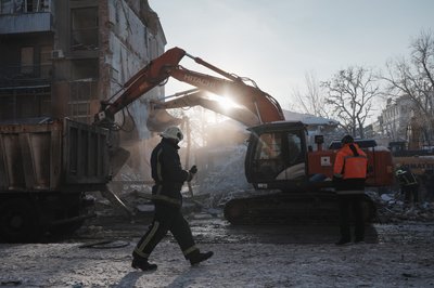 Розбір завалів на місці руйнування будівель у центрі Харкова внаслідок вибухів Розбір завалів на місці руйнування будівель у центрі Харкова внаслідок вибухів