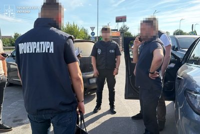 Оплата за кожне розмитнене авто: на Львівщині митнику повідомили про підозру Оплата за кожне розмитнене авто: на Львівщині митнику повідомили про підозру
