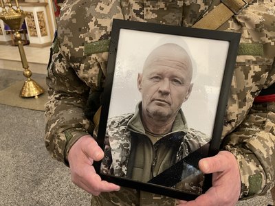 У Полтаві попрощалися із воїнами Дмитром Смірновим та Сергієм Дзизенком, які загинули на Донеччині У Полтаві попрощалися із воїнами Дмитром Смірновим та Сергієм Дзизенком, які загинули на Донеччині