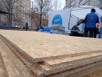 "Нічого нема. Тільки газ є". У Сумах розбирають завали багатоповерхівки після удару РФ "Нічого нема. Тільки газ є". У Сумах розбирають завали багатоповерхівки після удару РФ