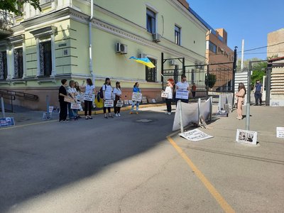 "Гроші на ЗСУ": у Дніпрі активісти розгорнули намети у фонтані біля міськради "Гроші на ЗСУ": у Дніпрі активісти розгорнули намети у фонтані біля міськради