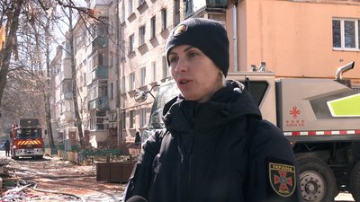 У п'ятиповерхівці демонтують конструкції, на приватному подвір’ї замітають осколки: жителі Чернігова про атаку БпЛА У п'ятиповерхівці демонтують конструкції, на приватному подвір’ї замітають осколки: жителі Чернігова про атаку БпЛА