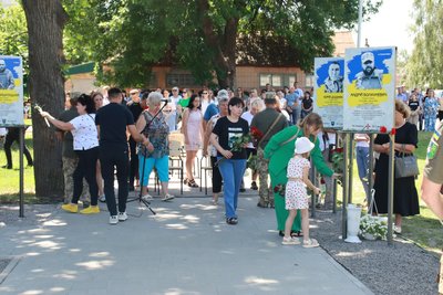 На Алеї Героїв у Решетилівці відкрили ще 12 пам’ятних банерів На Алеї Героїв у Решетилівці відкрили ще 12 пам’ятних банерів