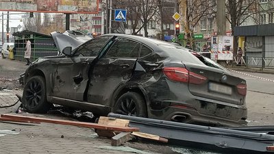 У Хмельницькому автомобіль на швидкості влетів в зупинку: є загиблі У Хмельницькому автомобіль на швидкості влетів в зупинку: є загиблі