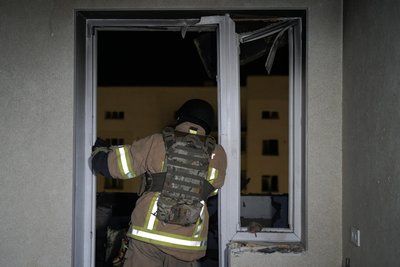 Рятувальник на місці влучання по дев'ятиповерхівці в Індустріальному районі, Харків, 24 січня 2026 року Рятувальник на місці влучання по дев'ятиповерхівці в Індустріальному районі, Харків, 24 січня 2026 року