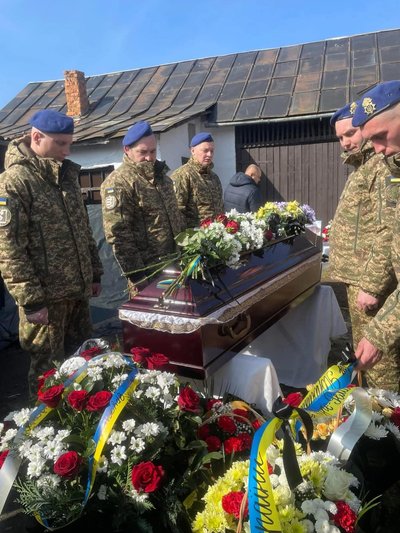 На Закарпатті попрощалися із полеглим воїном Віктором Божком